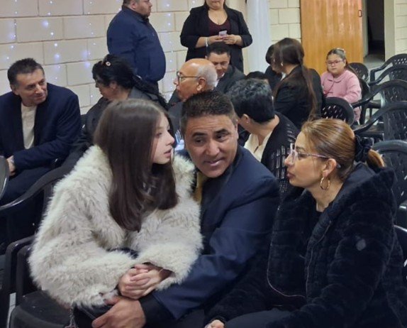 Familias compartiendo en la iglesia